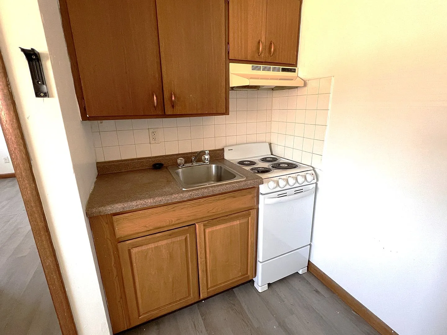 Colonial Manor — Photo 4