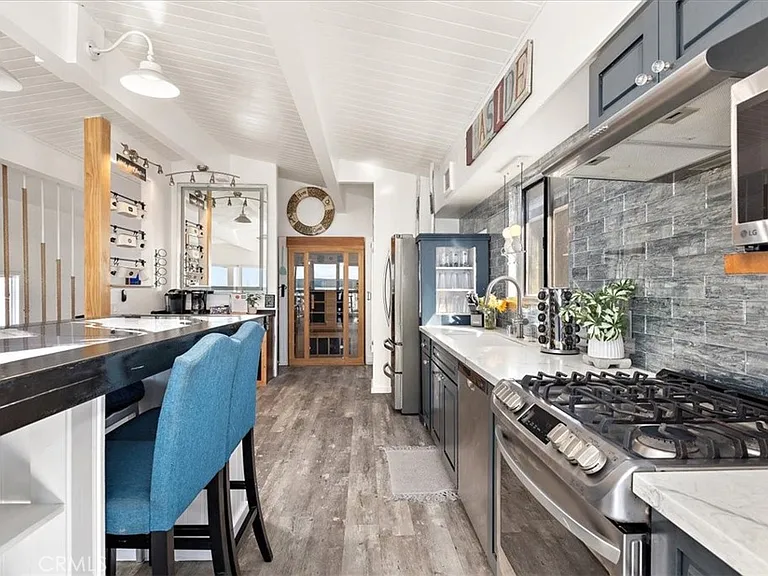 2214 W Oceanfront #B — Photo 10