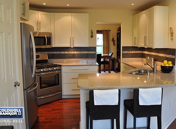 Granite countertops, breakfast bar & Brazilian cherrywood flooring!