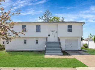 194 Woodside Ave, Freeport, NY 11520