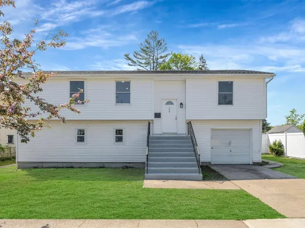 194 Woodside Avenue, Freeport, NY 11520