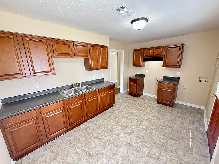 2059 Brighton Rd — Photo 2