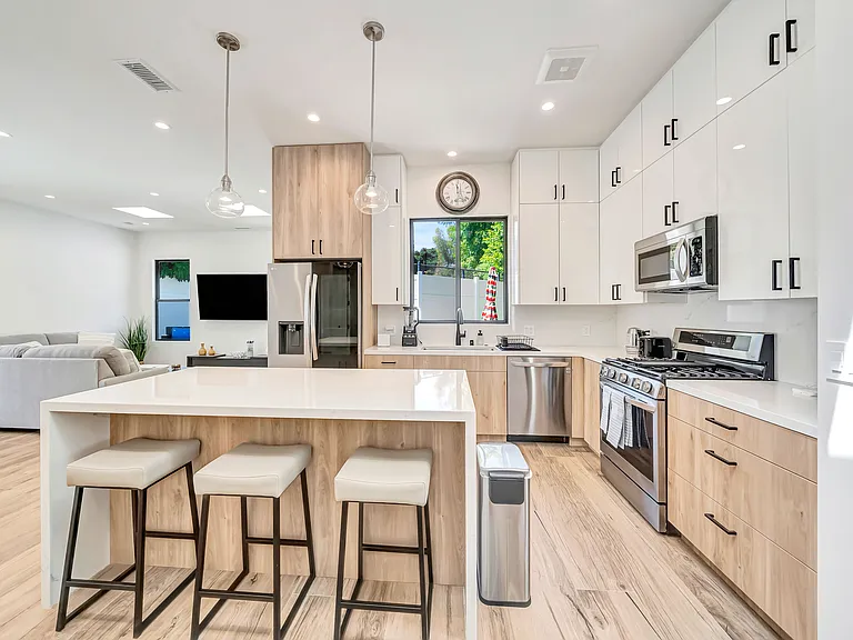 19500 Oxnard St — Photo 12