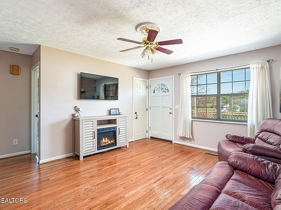 3rd image of 720 Winston Dr