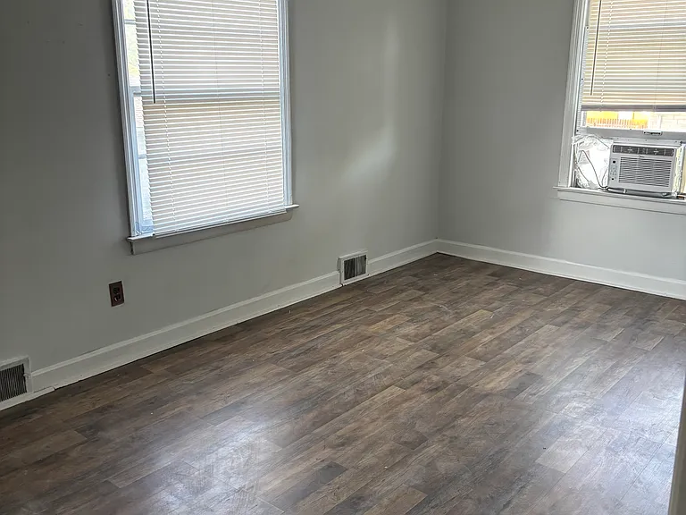 2111 E East Ln — Photo 18