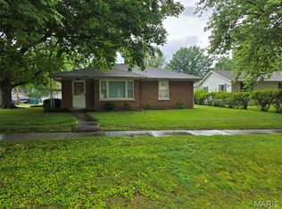 571 15th St, Carlyle, IL