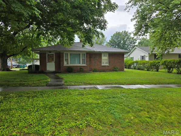 571 15th St, Carlyle, IL 62231