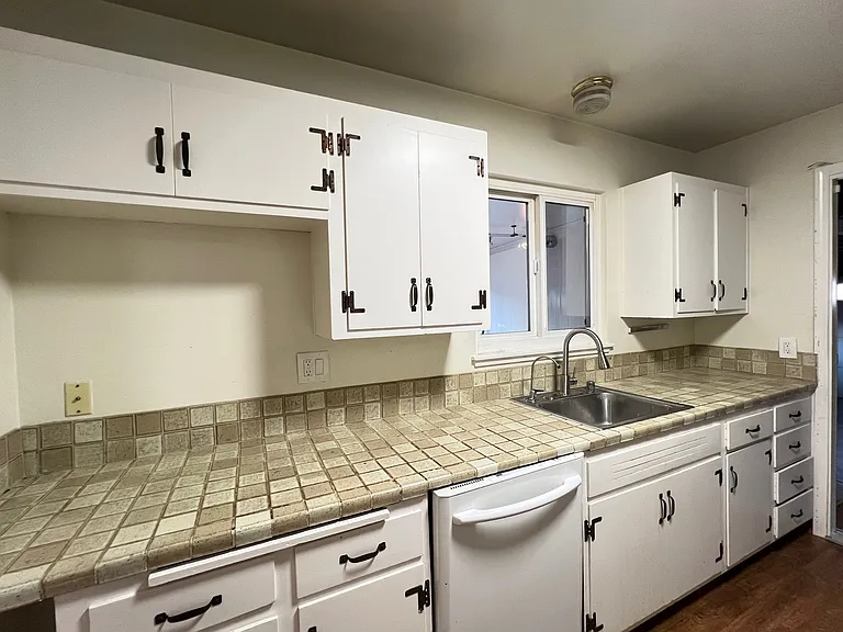 2212 Francis Ave — Photo 14