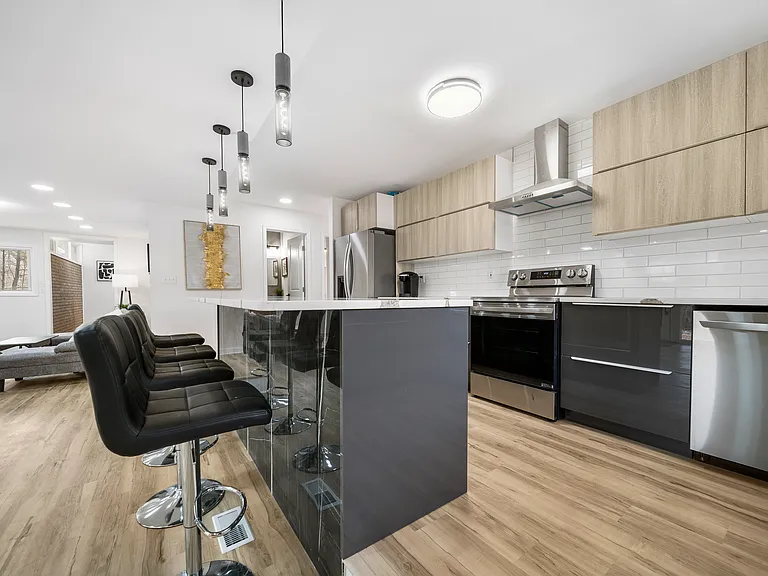 325 Russell Rd — Photo 8