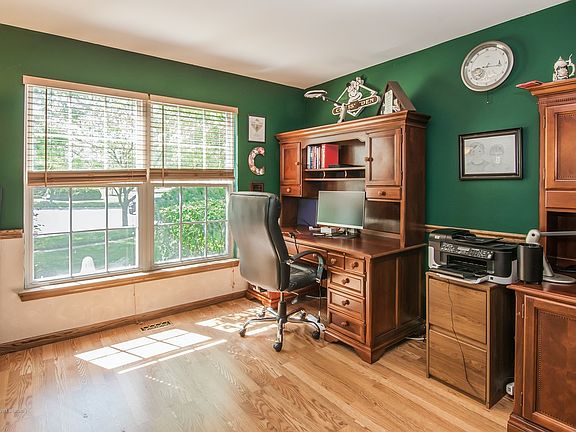 4th image of 1402 Stanford Cir