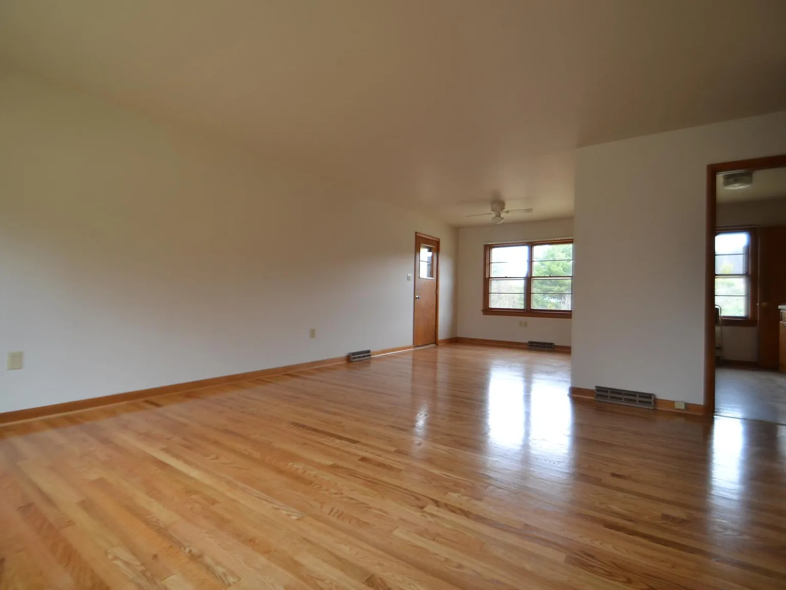 3 bed, 1.5 bath, 1600 sqft, $1,725 — Photo 4