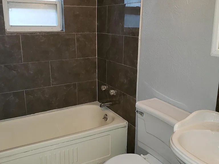 209 W Kirby St — Photo 6