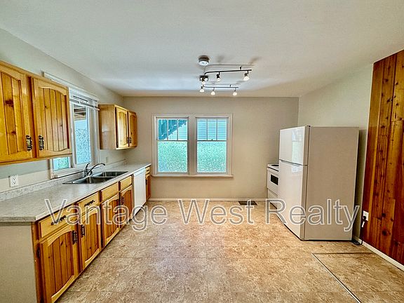 2nd image of 840 Bernard Ave