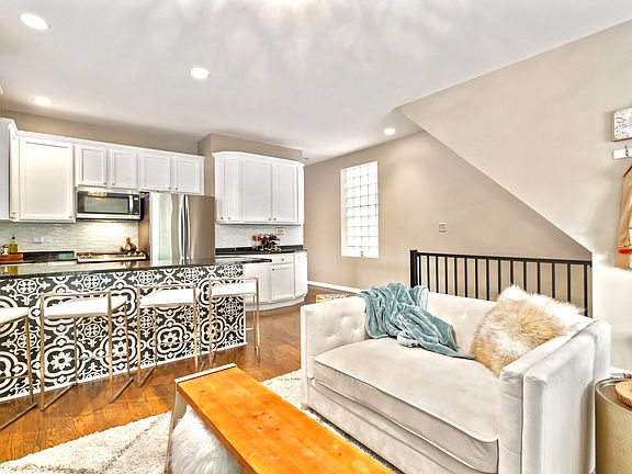 4th image of 1944 W Diversey Pkwy #1