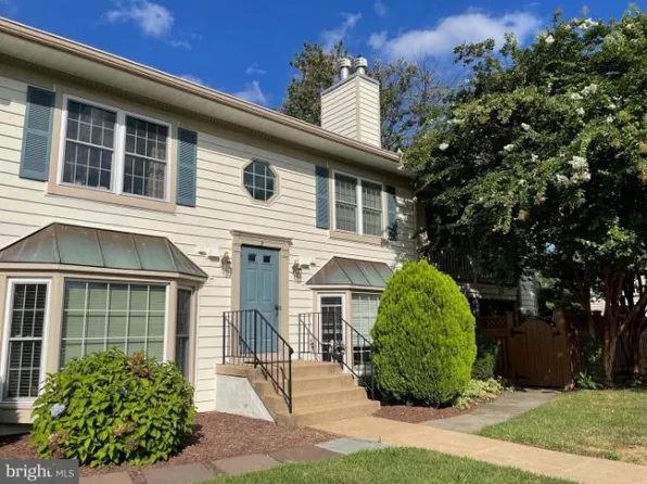6052B Essex House Sq, Alexandria, VA 22310