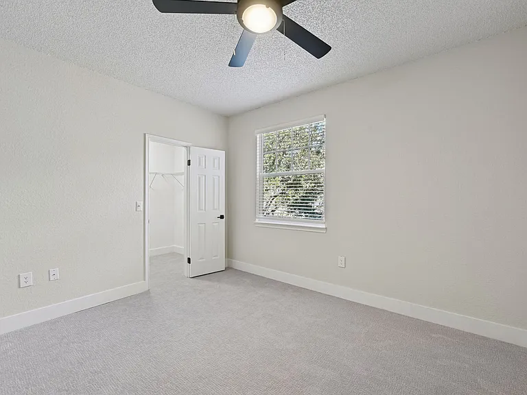 Dawson — Photo 31