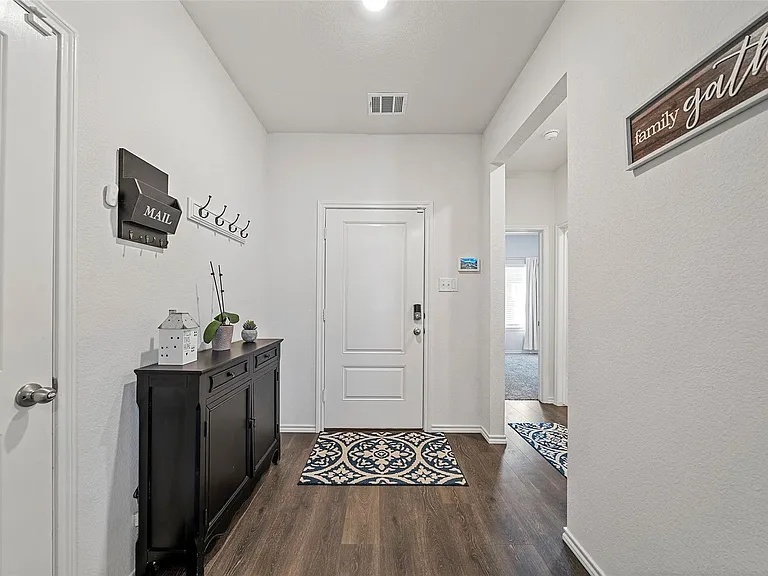 813 Cottonwood Way — Photo 3