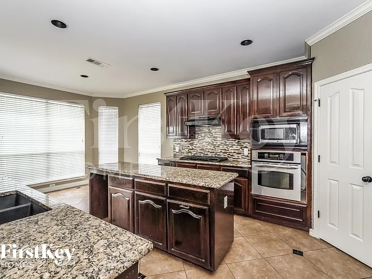 1321 Lyra Ln — Photo 5