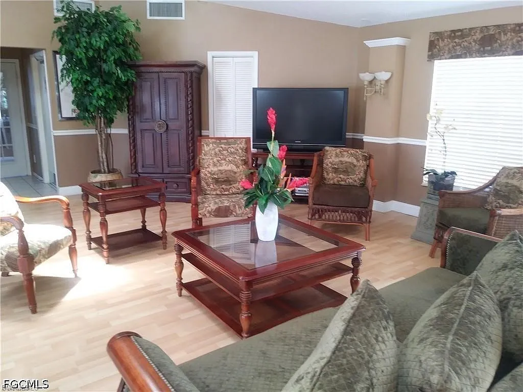 1 bed, 1.0 bath, 577 sqft, $1,050 — Photo 3