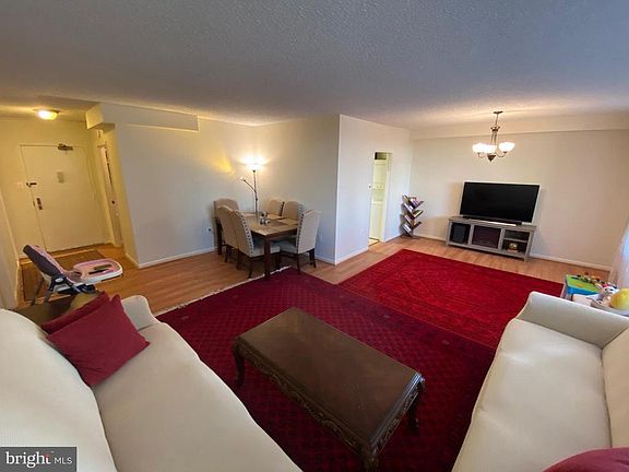4th image of 3701 S George Mason Dr Unit 704N