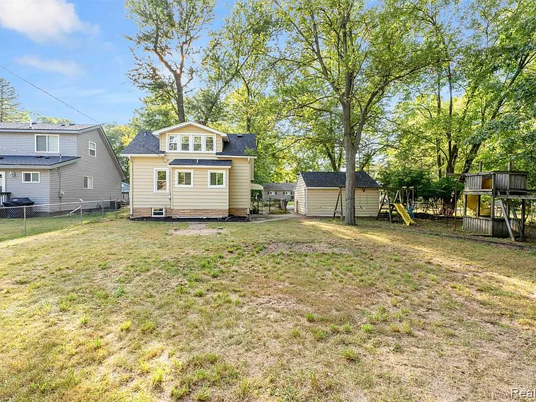 23248 Helen St — Photo 29