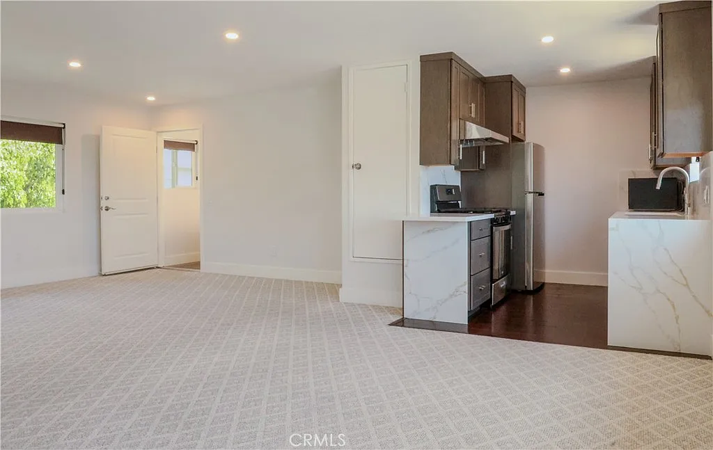 2 bed, 1200 sqft, $5,250 — Photo 3
