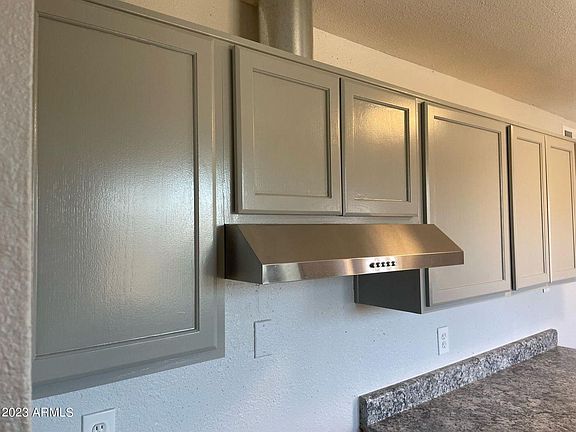 Another view of the kitchen...