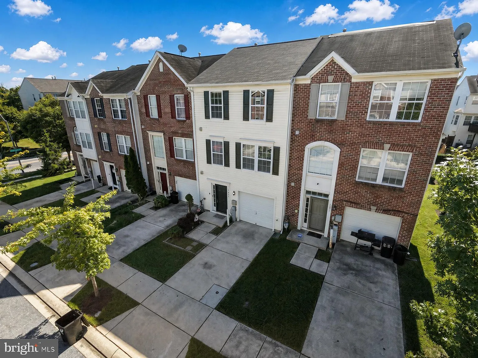 3 bed, 2.0 bath, 1840 sqft, $2,700 — Photo 3