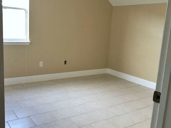 3rd image of 345 Belvoir Dr