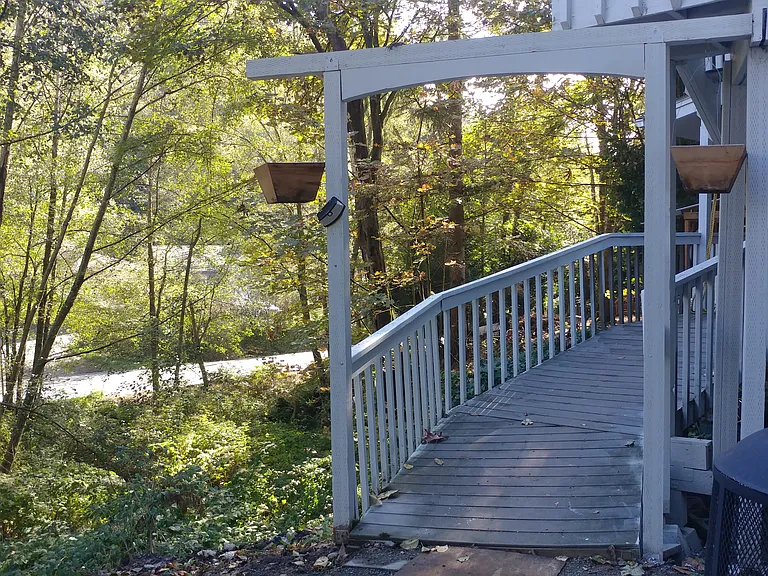 Separate entrance on ground floor, easy for move in