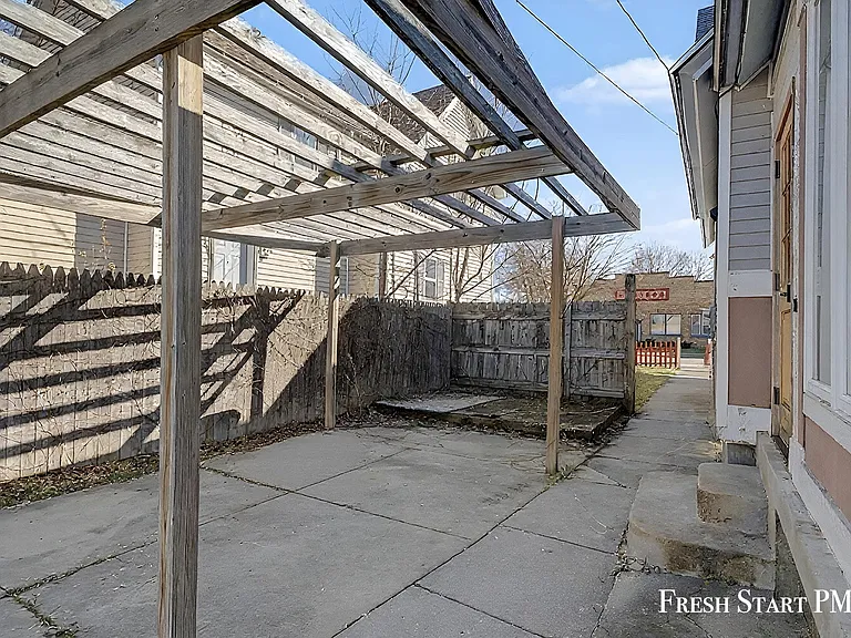 1113 Alpine Ave NW — Photo 32