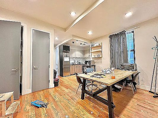 2nd image of 250 Schaffer St Unit 3