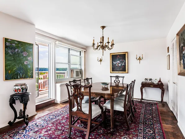 3935 Blackstone Avenue image 3 of 17