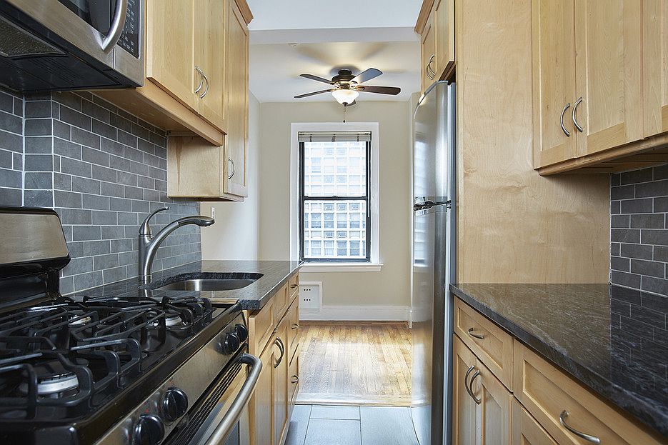 2nd image of 127 W 96th St APT 6C