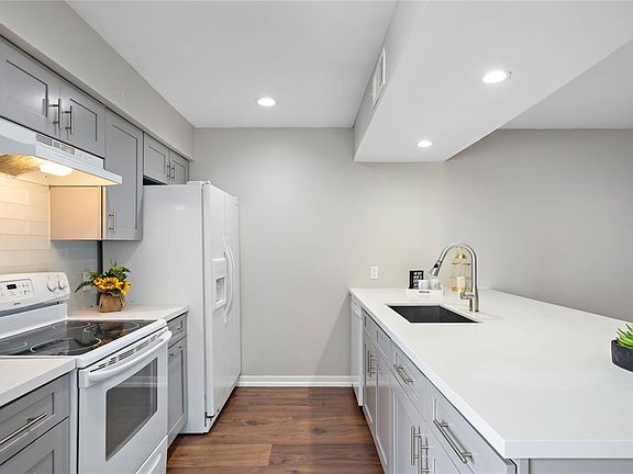 3rd image of 6111 Beverly Hill St #62