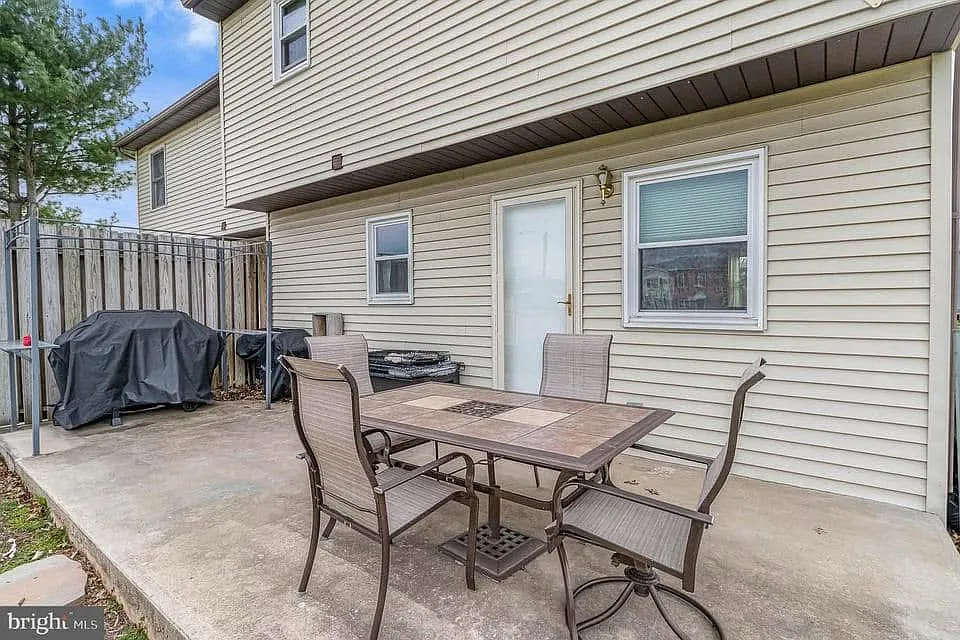 3 bed, 1296 sqft, $1,800 — Photo 4