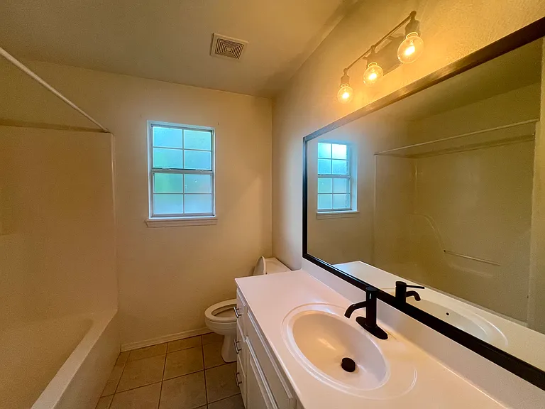 531 Walker St — Photo 3
