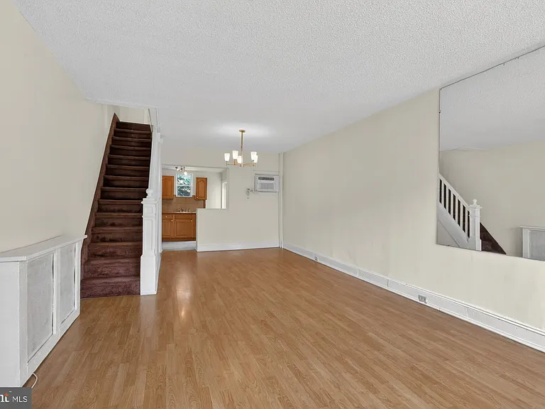 1519 Emily St — Photo 4