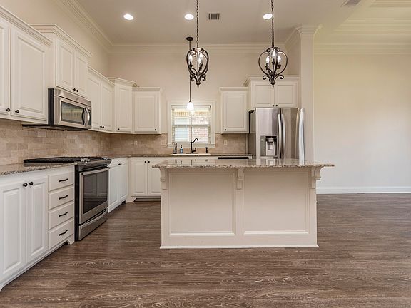 3rd image of 300 Birchview Dr