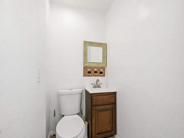 1418 W 69th St — Photo 20