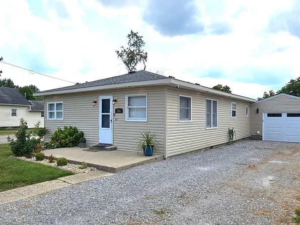 705 S Walnut St, Sesser, IL 62884