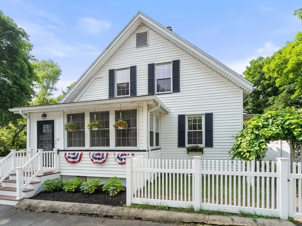 32 Stocker Ave, Lynn, MA 01904