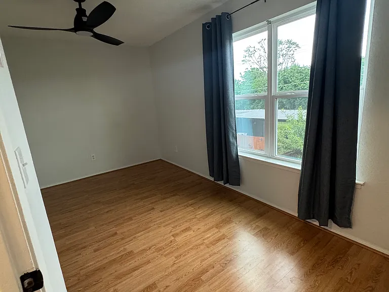 323 Towne House Ln — Photo 4