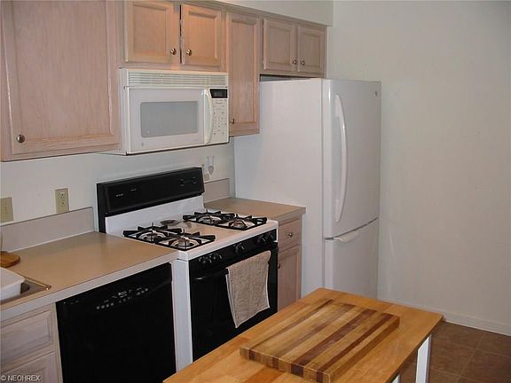 3rd image of 101 Willow Dr NE