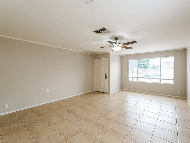 8745 W Tuckey Ln — Photo 4