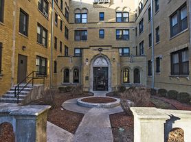 1734 E 72nd St Chicago, IL 60649