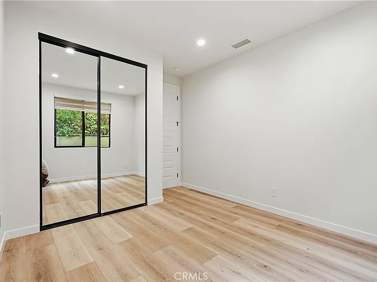 10913 White Oak Ave — Photo 17