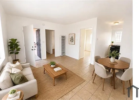2672 S Redondo Blvd #3