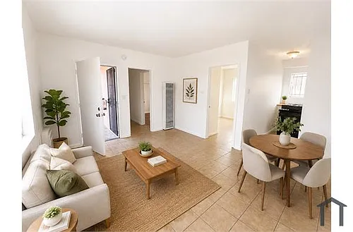 2672 S Redondo Blvd #3 Photo 1