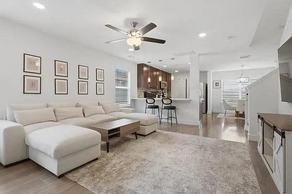 3 bed, 2.5 bath, 1845 sqft, $2,600 — Photo 3